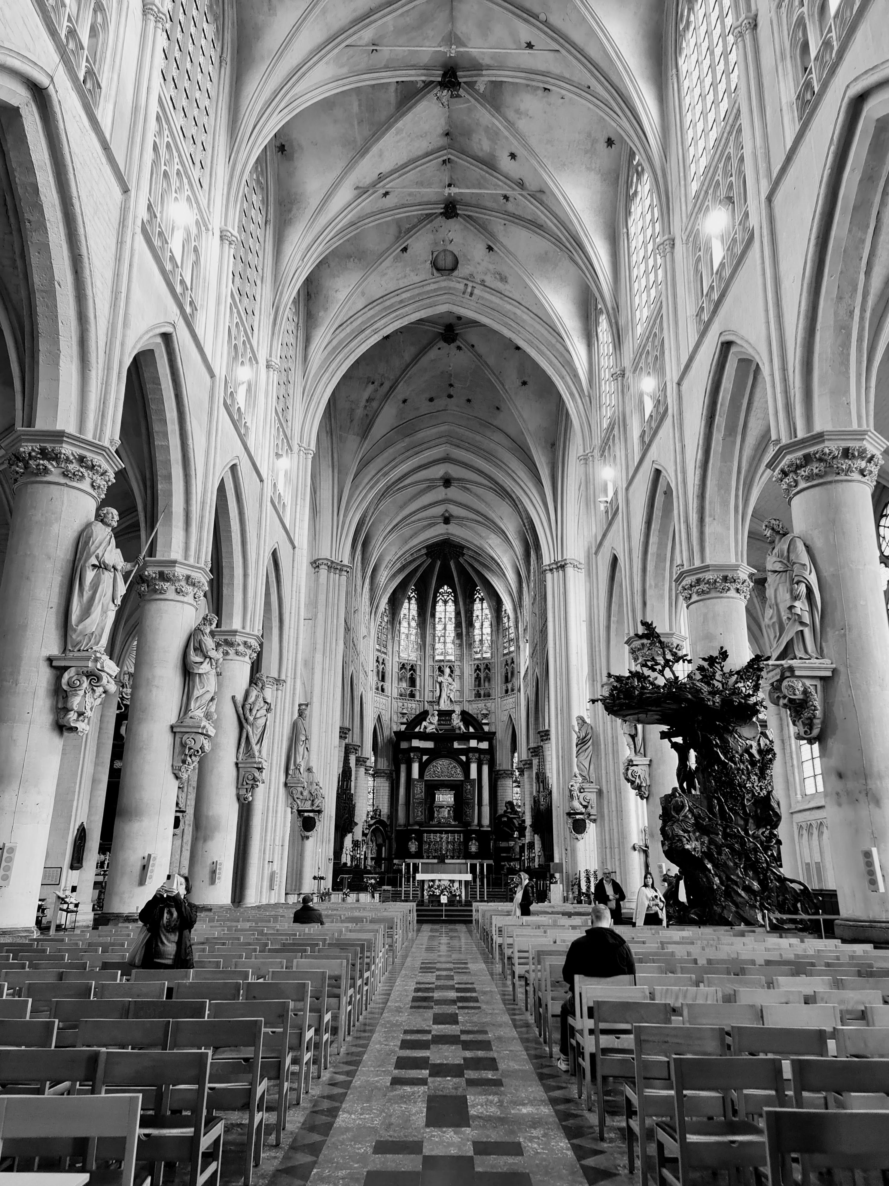 Interieur van een Vlaamse kerk